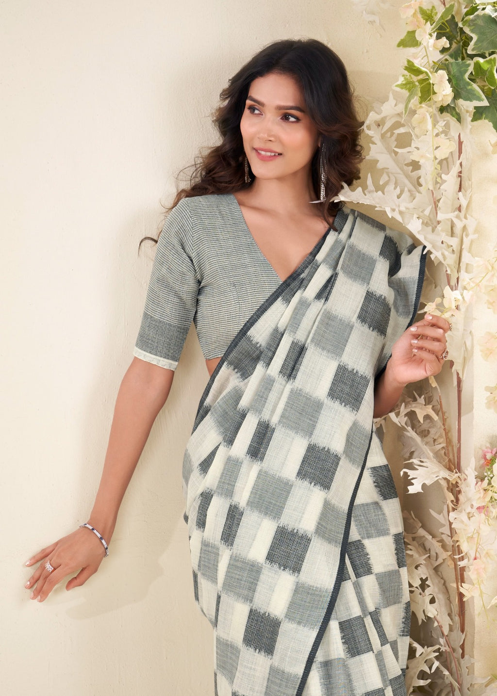Elegant Grey and Off-White Pure Linen Silk Saree